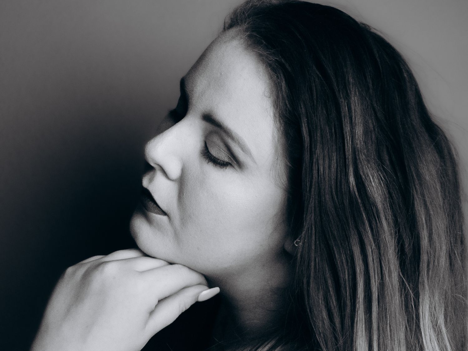 Schwarz-weiß Portrait der Fotografin Anna Lambertz